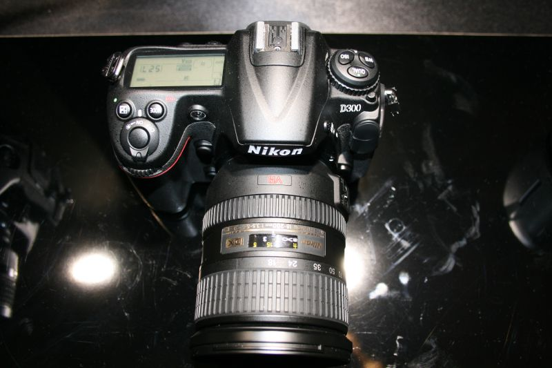 Illustration for article titled Hands On D3 and D300 Impressions: Beefy and Beautiful